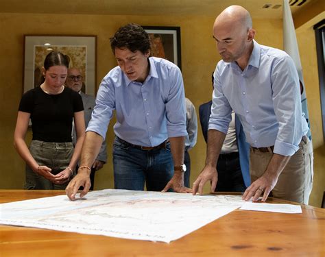 Trudeau in Okanagan to meet firefighters as final travel ban lifted for Kelowna area